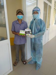 Công ty MB Pharma tặng sản phẩm xịt mũi họng KENU MHcare cho người dân cách ly tập trung tại TP Cần Thơ 